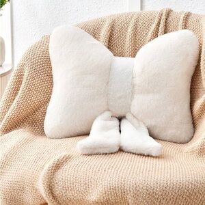 Cherie Soft White Cozy Bow Accent Pillow NEW 🏷️